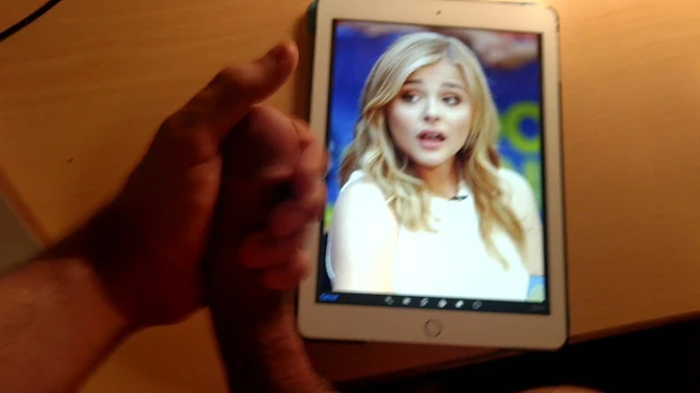 Chloe Grace Moretz'a boşalıyor