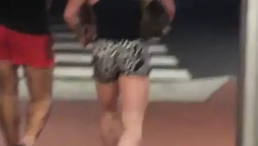 Alışveriş merkezinde yırtık kaltak