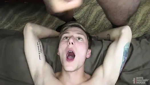 Mücadele eden genç boşalma bin