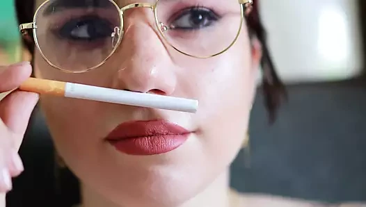 Çıplak dövmeli model deve s100 sigara içiyor