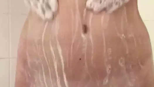 Duşta ona katılmak ve sert sikişmek 52