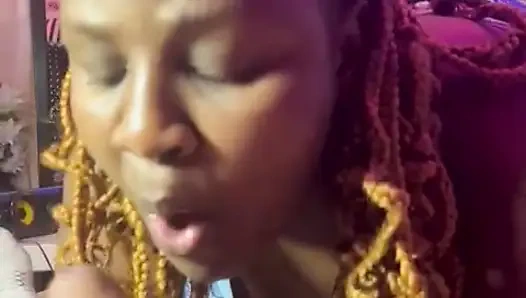 Ona derin gırtlak öpücüğü veriyor