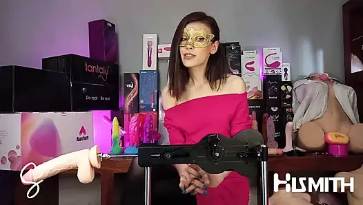 Sarah Sue, hismith'ten auxfun sikiş makinesini inceliyor