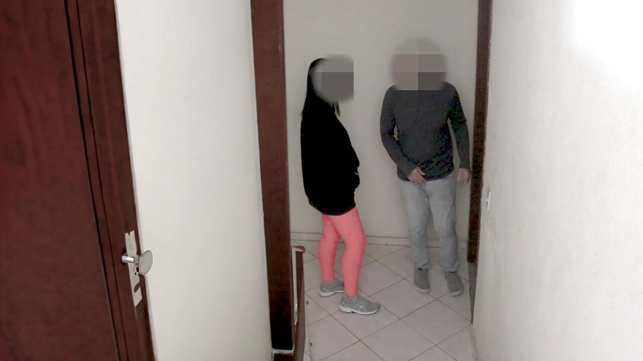 Evli kadın kaybedilmiş bahsi ödüyor. Kapı önünde oral seks.