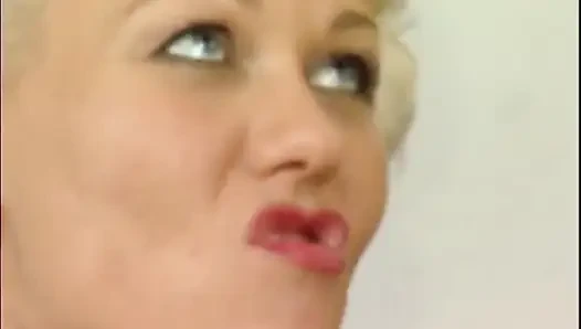 Sarışın Alman retro orta yaşlı seksi kadın nasıl sikişilir biliyor
