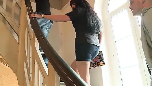 Kızıl saçlı orta yaşlı seksi kadın üç büyük yarağı emmeyi ve sikmeyi seviyor