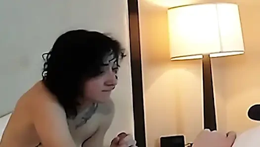 Süper seksi minyon dövmeli genç kız yarak emiyor - derleme 2