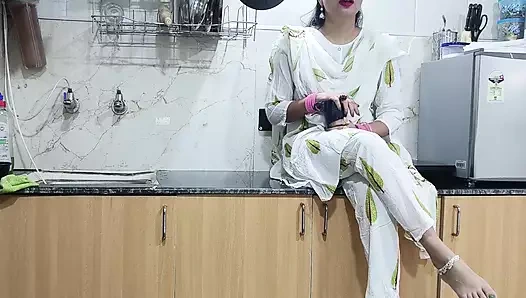 Azgın üvey anne Saara çalışmak yerine üvey oğlunun büyük yarağını sikiyor