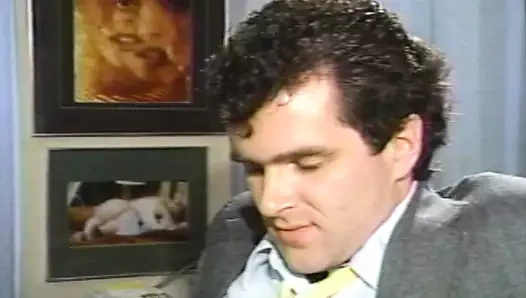 Mükemmel vücut sekreteri yarağa binme becerileriyle patronu memnun ediyor