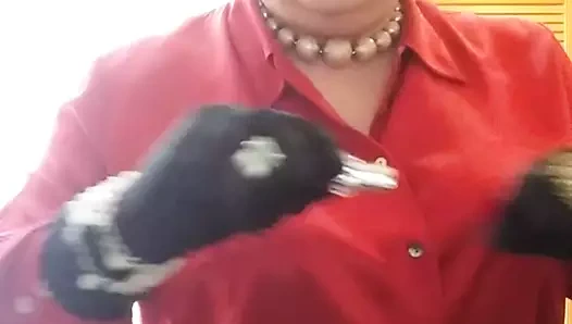 Dolly dudaklarına kırmızı ruj ekleyerek kirpikleri