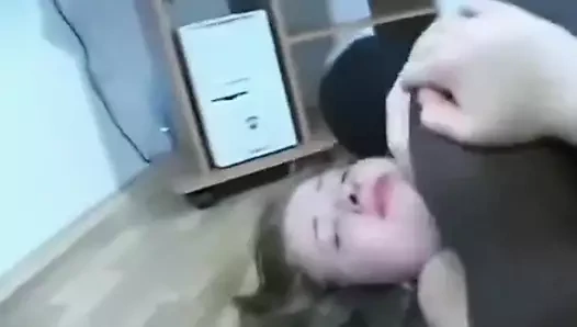 Kız gönüllü etiyopyalı göçmenin karanlık dick üzerinde sert cums