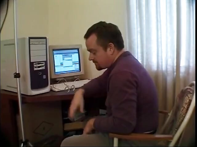 Adam ateşli kadını yatağında domaltarak sikiyor