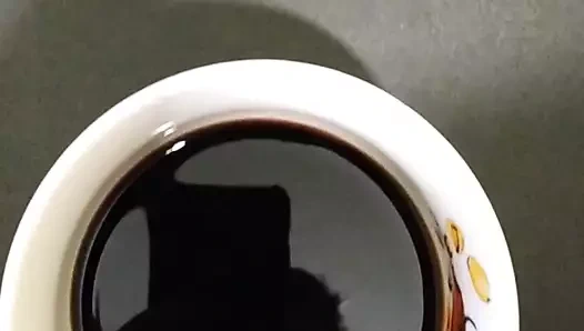 Kardeş için kahve hazırlamak.