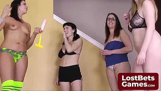 Striptiz putz eziği sandalyede geniş açıyor