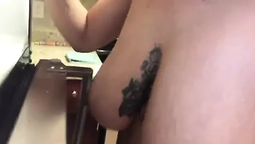 Harika doğal göğüsleri (İg bebeğim arasında)