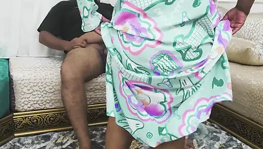 Yeni bir Mısırlı seks videosunda çok tombul, ateşli bir sürtük. Yukarı Mısırlı bir adam Basant'ı büyük götünden sikiyor.