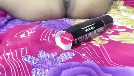 Bengalli yenge şişeyle parmaklıyor