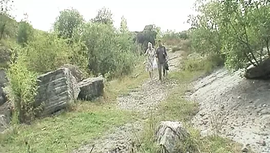 Bu açık havada üçlü grup seks gösterisi kesinlikle seni çıldırtacak