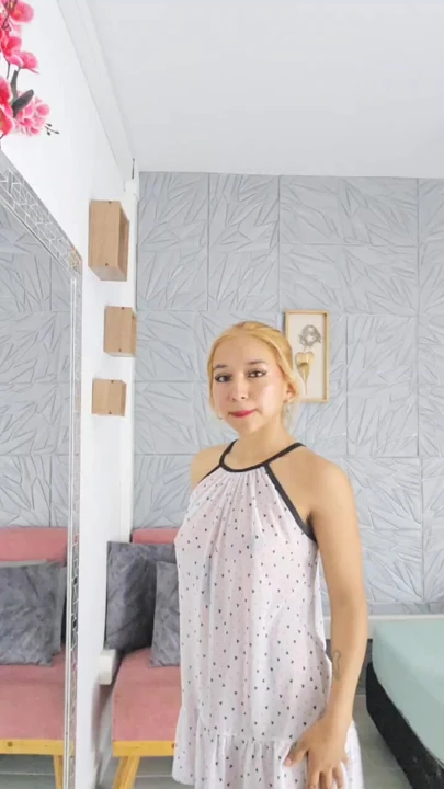 Seksi ve şehvetli sarışın seni bekliyor