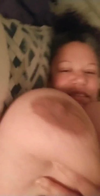 Zıplayan büyük canavar göğüsler