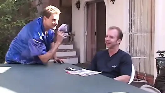 Azgın siyah saçlı güzel kız havuz başında dört adamı emiyor ve sikiyor