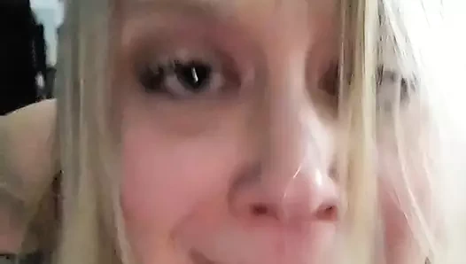 Kırmızı iç çamaşırlı ateşli anne erkeğini emiyor ve sikiyor