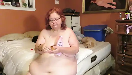 Dağınık pasta ve kefir yeme ve şapırtı videosu