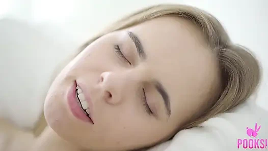 Kabarık meme uçlu genç kız Scarlett B yapay penisiyle orgazm oluyor!