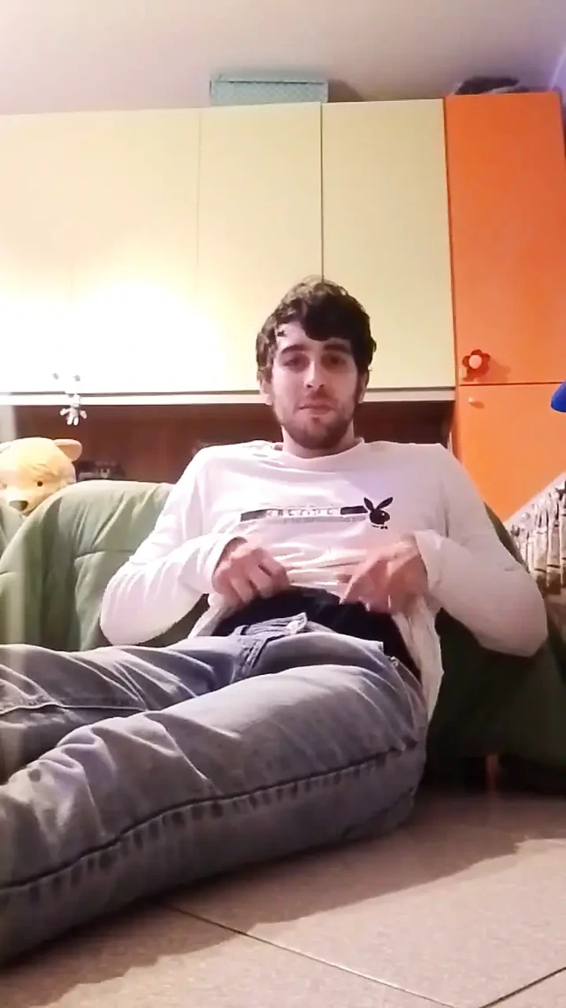 Odada penis gösteriyorum