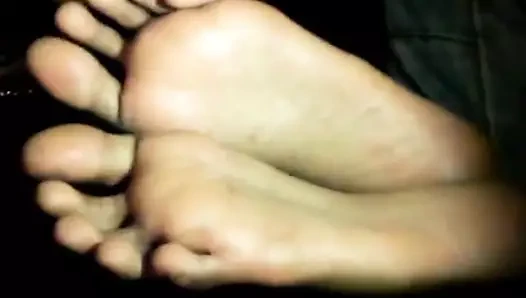 Büyük tabanlar ve uzun ayak parmakları