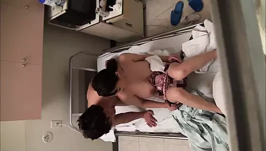 Gece vardiyasında olgun hemşire 2 - hüsrana uğramış bayan hemşire gecenin ortasında ateşe giriyor