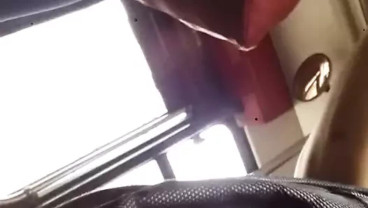 Chica bajAndo del bus 2