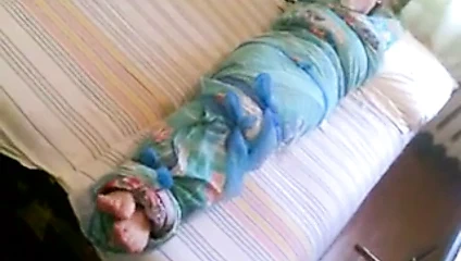 Çıplak ayaklı kız çarşafta mumyalanmış