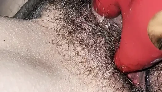 İçine boşaldıktan sonra kıllı amcık oyuncağı