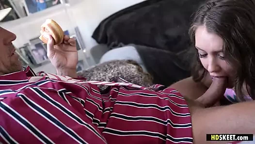 Edepsiz yaşlı adam bebek Elena'nın amını sikiyor