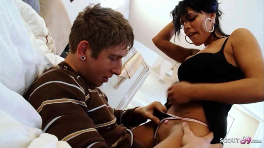 Genç latin anne Chloe büyük yaraklı çocuğu aldatan sikiş için baştan çıkarıyor