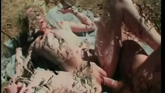 sarışın piliç alır kemikli açık havada