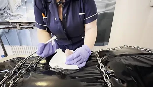 Bölüm 2:- Matron Satana ve Gimp R tıp odasında bağlı.