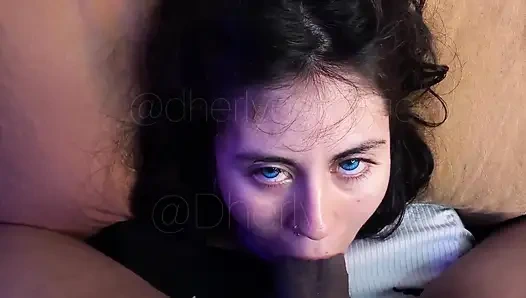 Bakış açısı sürtük domine hissetmeyi seviyor, bu yüzden üstüne çıktım ve yarağımı ağzına soktum