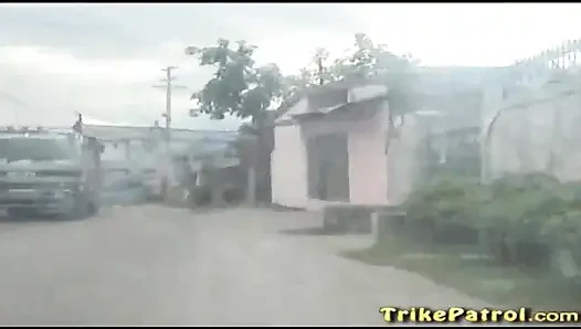 Trikepatrol özgüvenli Asyalı genç kız ciddi becerilere sahip