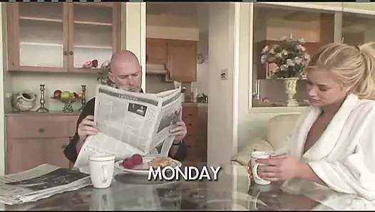 Muhteşem sarışın orta yaşlı seksi kadın ruhunu emiyor ve sikiyor