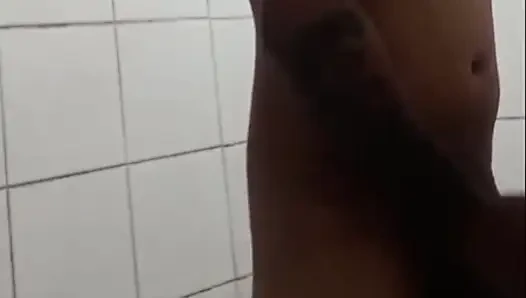 Bayan kız yüzünü kameraya gösteriyor