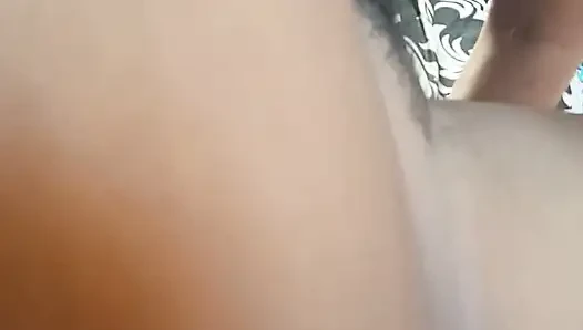 Patronumun yarağını emiyor, ağzımda olmasına bayılıyorum