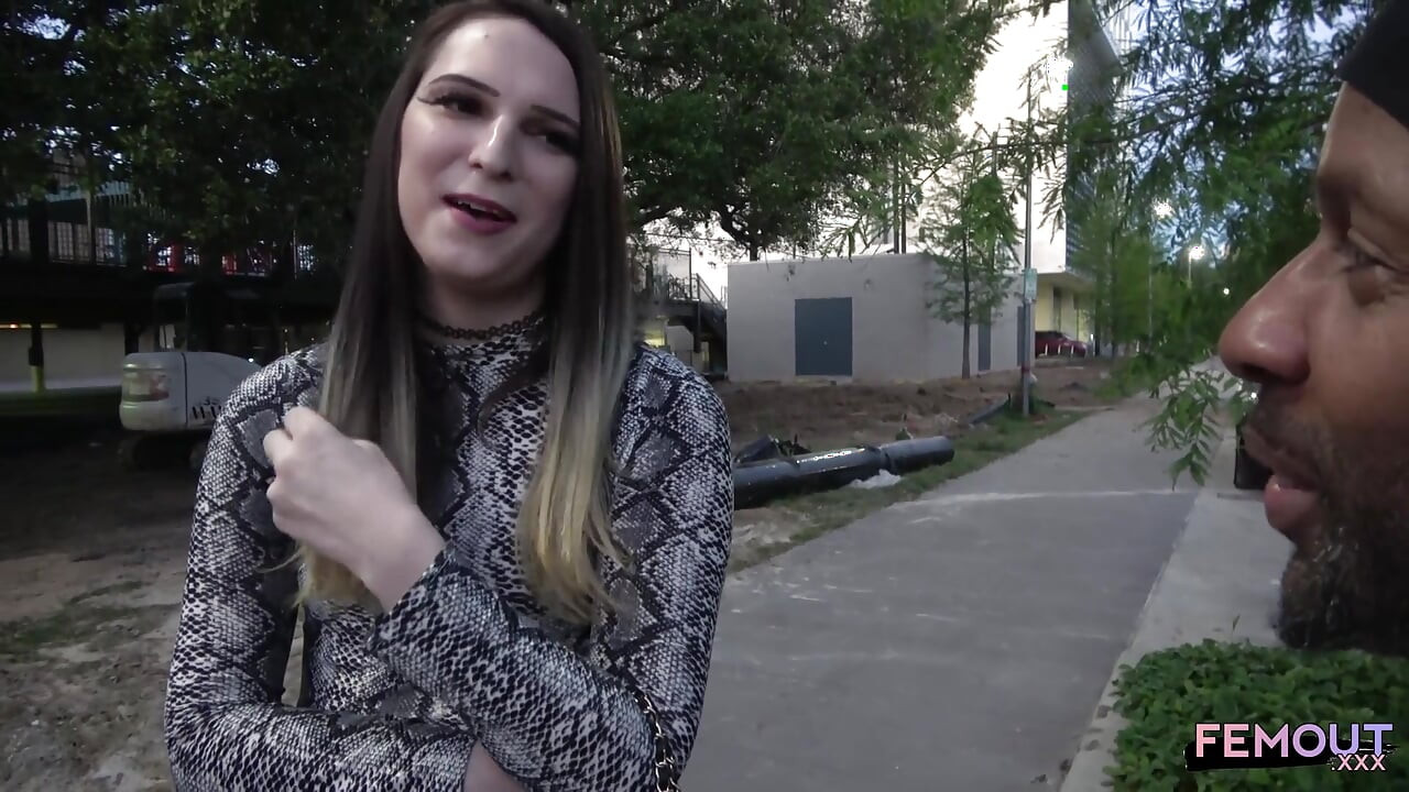 Trans kız sasha bunni seksi götünü siktiriyor