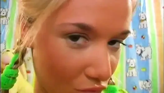 İki azgın lezbiyen genç kız amında çift dildoyla oynuyor