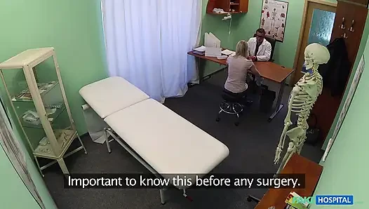 Fake hospital - tombul götlü tombul sarışın zevk için doktorun yaramaz teklifini alıyor