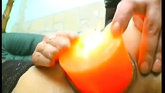 Esmer olgun sürtük yiyecek ve büyük mumla deliklerini sikerken çorap giyiyor