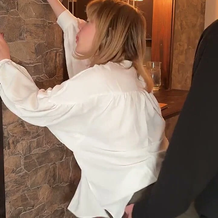 Hayrana yemek yapmayı öğretiyor: kuru kamburla öpüşme, sürtüşme