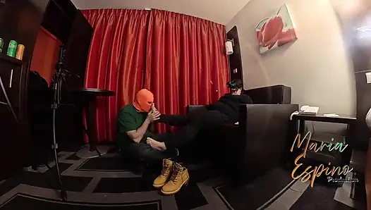 İtaatkârım Ayaklarımı Seviyor