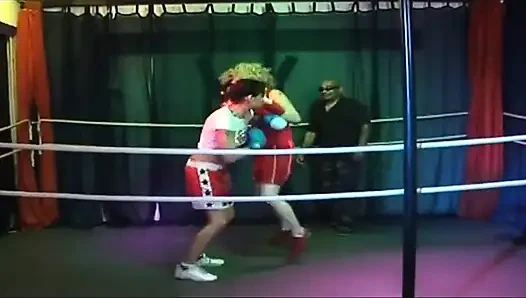 Sarışın olgun bebeğin güreş ringinde damlayan rosebud grup seks